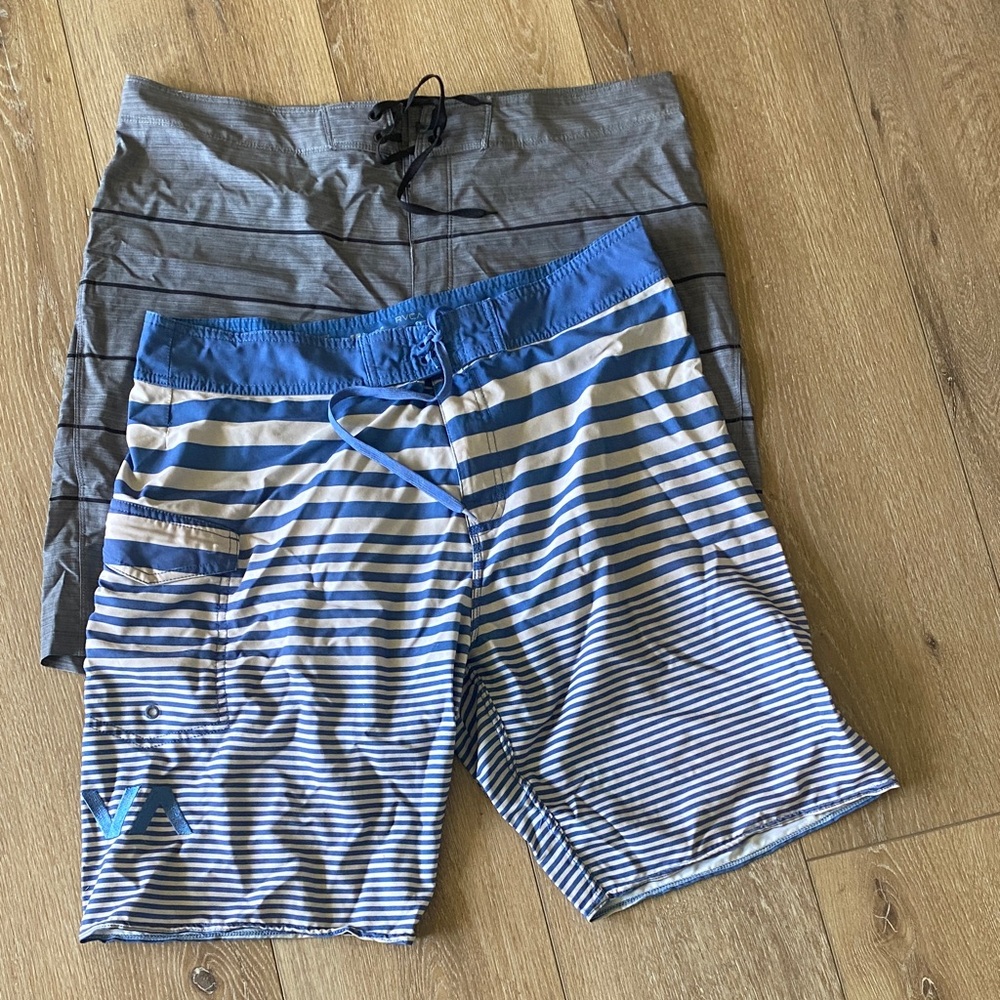 Bundle of 2 boardshorts Hurley gray and RVCA White & blue Striped Men's sz36